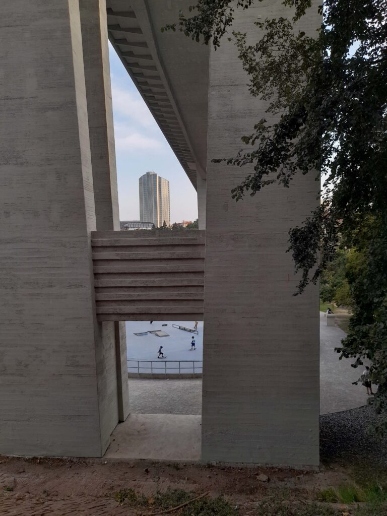 Unter der Brücke im Folimanka-Park gibt es einen großen Skatepark. Foto: Valerie Anke