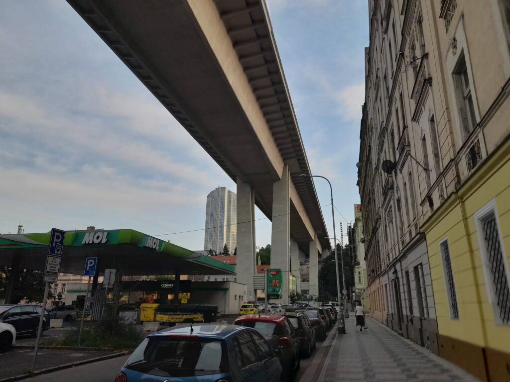 Die massive Nuselský most zwischen Häusern und einer Tankstelle. Foto: Valerie Anke