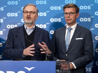 Premierminister Petr Fiala (links) und Verkehrsminister Martin Kupka (rechts). Im kommenden Jahr sollen die Gehälter tschechischer Spitzenpolitiker um knapp 7 Prozent steigen, so hat es das Regierungskabinett am Mittwoch beschlossen. Foto: Jan Handrejch / Právo / Profimedia