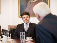 Jiří Čistecký im Gespräch mit Bundespräsident Frank-Walter-Steinmeier. Foto: Bundesregierung/Denzel ©