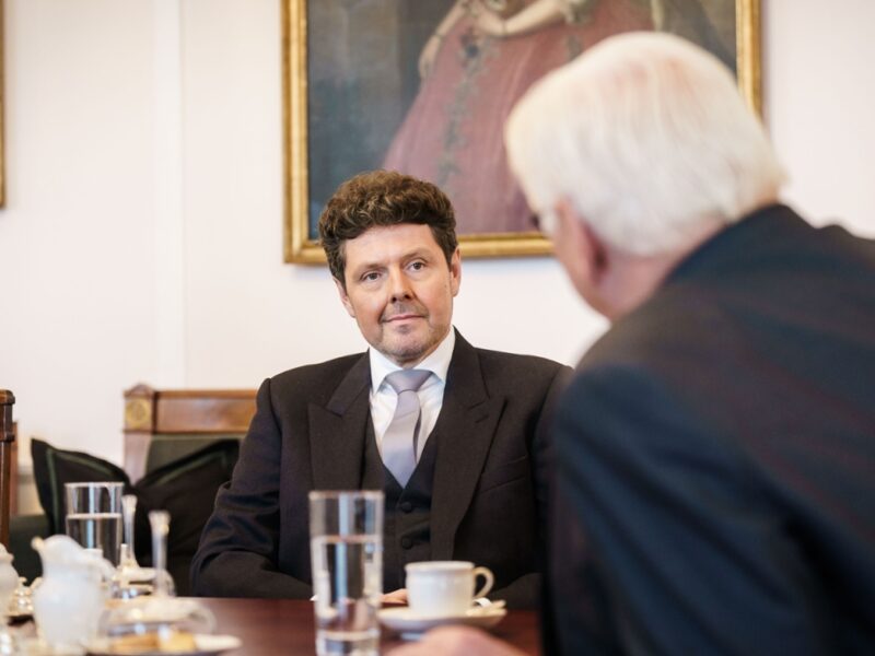 Jiří Čistecký im Gespräch mit Bundespräsident Frank-Walter-Steinmeier. Foto: Bundesregierung/Denzel ©