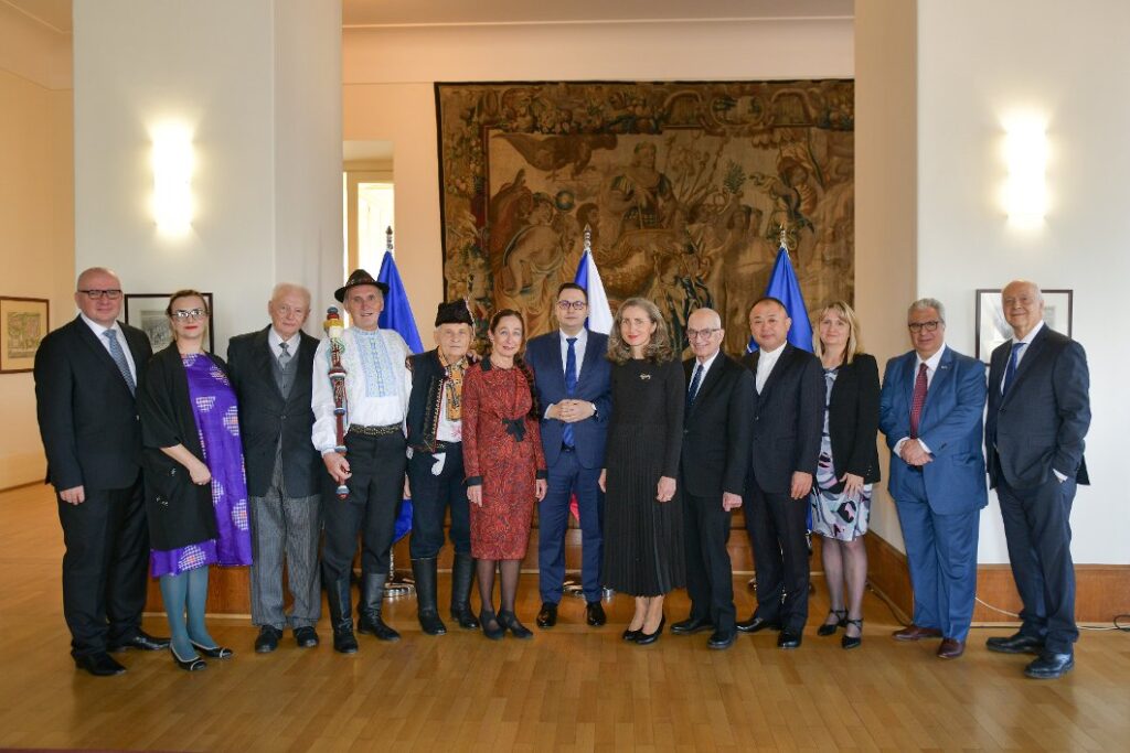 Außenminister Jan Lipavský mit den Preisträgerinnen und Preisträgern. Foto: MZV ČR