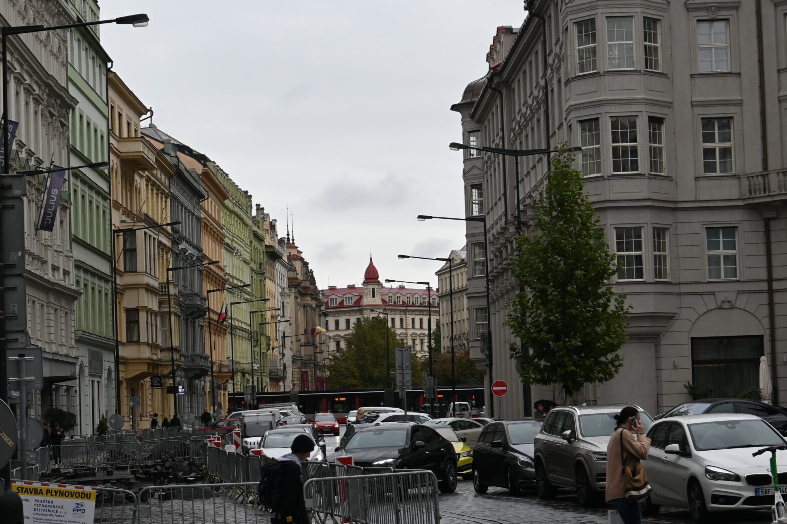 Verborgene Schönheiten in Prag: Eine typische Gasse, die zum Entdecken einlädt. Foto: Lennart Möbus