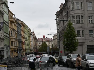 Verborgene Schönheiten in Prag: Eine typische Gasse, die zum Entdecken einlädt. Foto: Lennart Möbus