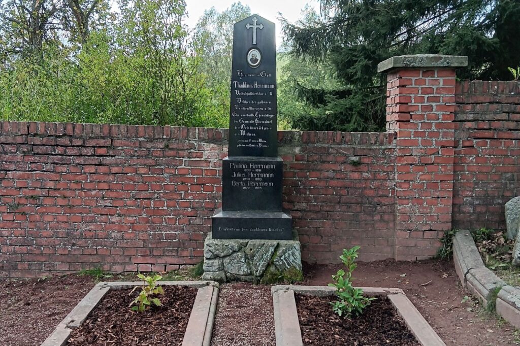 Grab des Oberlehrers Thaddäus Herrmann auf dem Hermsdorfer Friedhof.