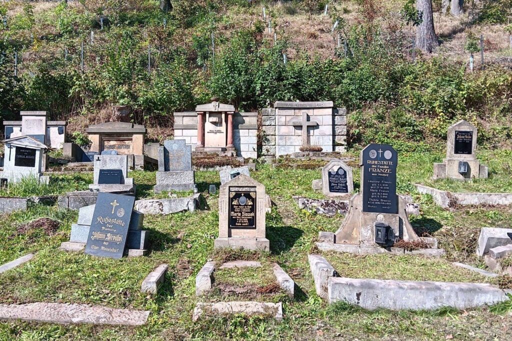 Deutsche Gräber am Friedhof Wekelsdorf.