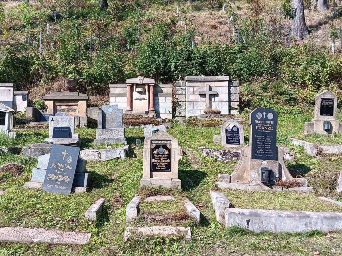 Deutsche Gräber am Friedhof Wekelsdorf.