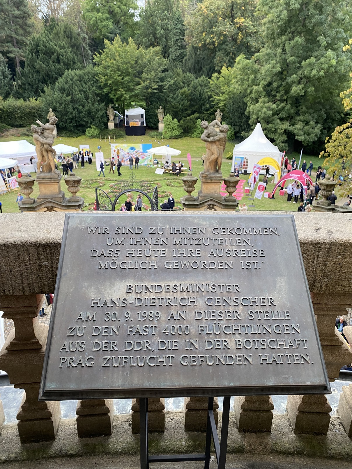 Gedenktafel auf dem Balkon der Deutschen Botschaft in Prag mit Wortlaut der Rede Genschers. Foto: Maximilian Schmidt