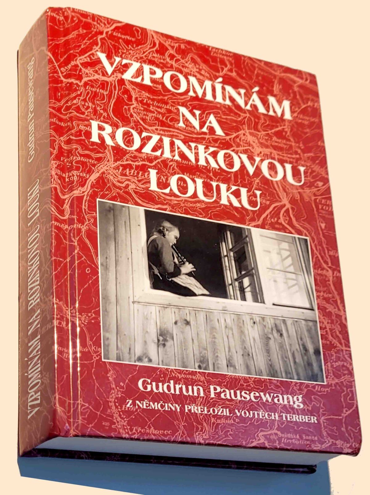 „Vzpomínám na rozinkovou louku“ von Gudrun Pausewang (ins Tschechische übersetzt von Vojtěch Terber). Městys Mladkov, 2024. 238 Seiten, Preis: 400 kč. Erhältlich beim Gemeindeamt Mladkov oder unter podatelna@mladkov.cz.