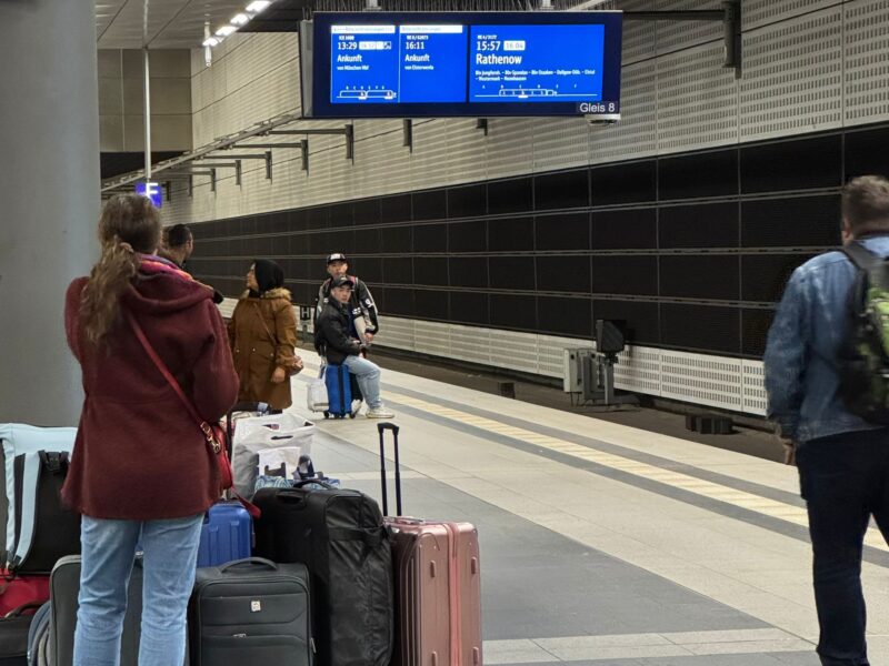 Warten auf den Zug: Von Hamburg über Berlin machte sich eine Schülergruppe auf den Weg nach Prag. Dort absolvierten sie im Rahmen eines Austauschprogramms mit dem Prager Thomas-Mann-Gymnasium ein zweiwöchiges Berufspraktikum. Foto: Lennart Möbus