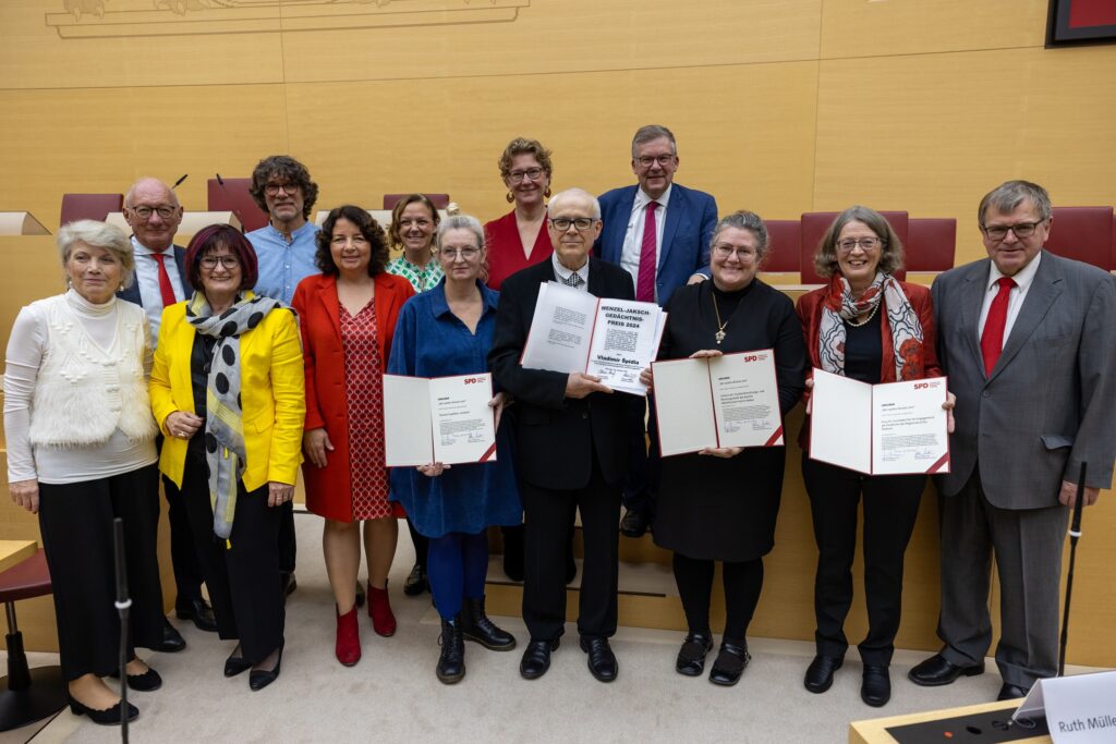 v.l.n.r: Helena Päßler, Co-Vorsitzende der Seliger-Gemeinde, Franz Maget, ehemaliger Vorsitzender der SPD-Landtagsfraktion, Christa Naaß, MdL a. D., Generalsekretärin Sudetendeutscher Rat, Walther Appelt, Fotograf, Ruth Müller, MdL, Christina Meinusch, Heimatpflegerin der Sudetendeutschen, Claudia Kucharski, Theater Kopfüber Ansbach, Katja Weitzel, MdL, Dr. Vladimír Špidla, ehemaliger Ministerpräsident Tschechiens, Volkmar Halbleib, MdL, vertriebenenpolitischer Sprecher der SPD-Landtagsfraktion, Katrin Weber, Leiterin der Trachtenforschungsstelle des Bezirks Mittelfranken, Dr. Eva Habel, ehemalige Direktorin der Regionalcaritas Šluknov, Harry Scheuenstuhl, MdL