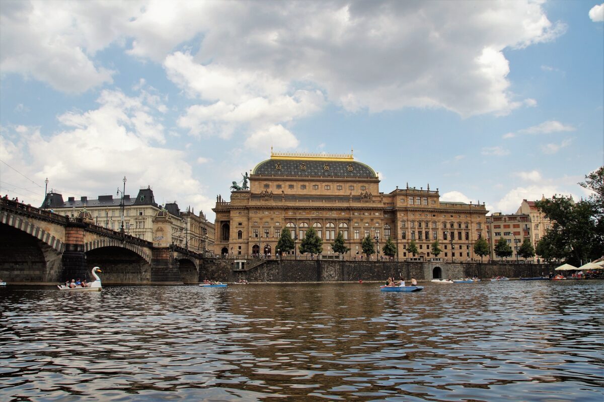 Blick von der Moldau auf das Nationaltheater. Foto: Pixabay