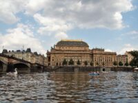 Blick von der Moldau auf das Nationaltheater. Foto: Pixabay