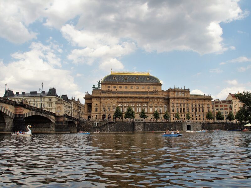 Blick von der Moldau auf das Nationaltheater. Foto: Pixabay