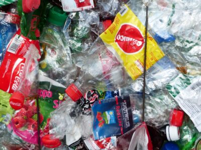 Plastikflaschen auf dem Weg zum Recyclinghof. Foto: Pixabay