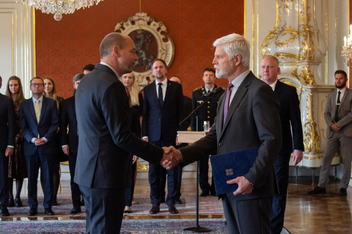 Präsident Petr Pavel (rechts) ernennt Petr Kulhánek zum neuen Minister für regionale Entwicklung. Kulhánek folgt damit auf Ivan Bartoš, dessen Piraten aus der Regierungskoalition ausgetreten sind. Foto: TASR/Profimedia