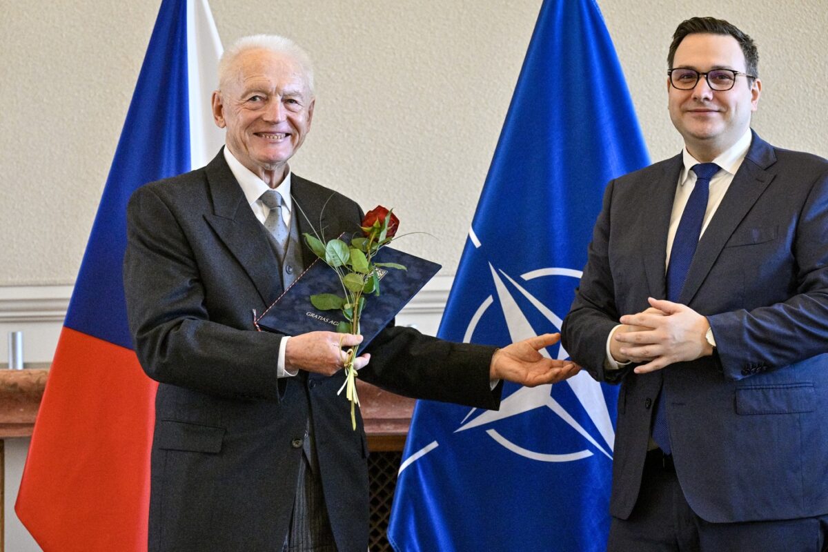 Der ehemalige Direktor des Deutsch-Tschechischen Zukunftsfonds, Herbert Werner (links), erhielt von Tschechiens Außenminister Jan Lipavský den Gratias-Agit-Preis. Foto: ČTK / Šimánek Vít