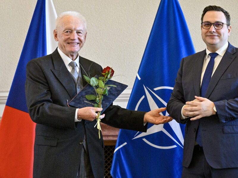 Der ehemalige Direktor des Deutsch-Tschechischen Zukunftsfonds, Herbert Werner (links), erhielt von Tschechiens Außenminister Jan Lipavský den Gratias-Agit-Preis. Foto: ČTK / Šimánek Vít