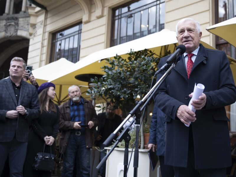 Am Nationalfeiertag am Montag: Auftritt des ehemaligen tschechischen Präsidenten Václav Klaus vor dem Prager Gemeindehaus. Foto: LADISLAV KŘIVAN / MFDNES + LN / Profimedia