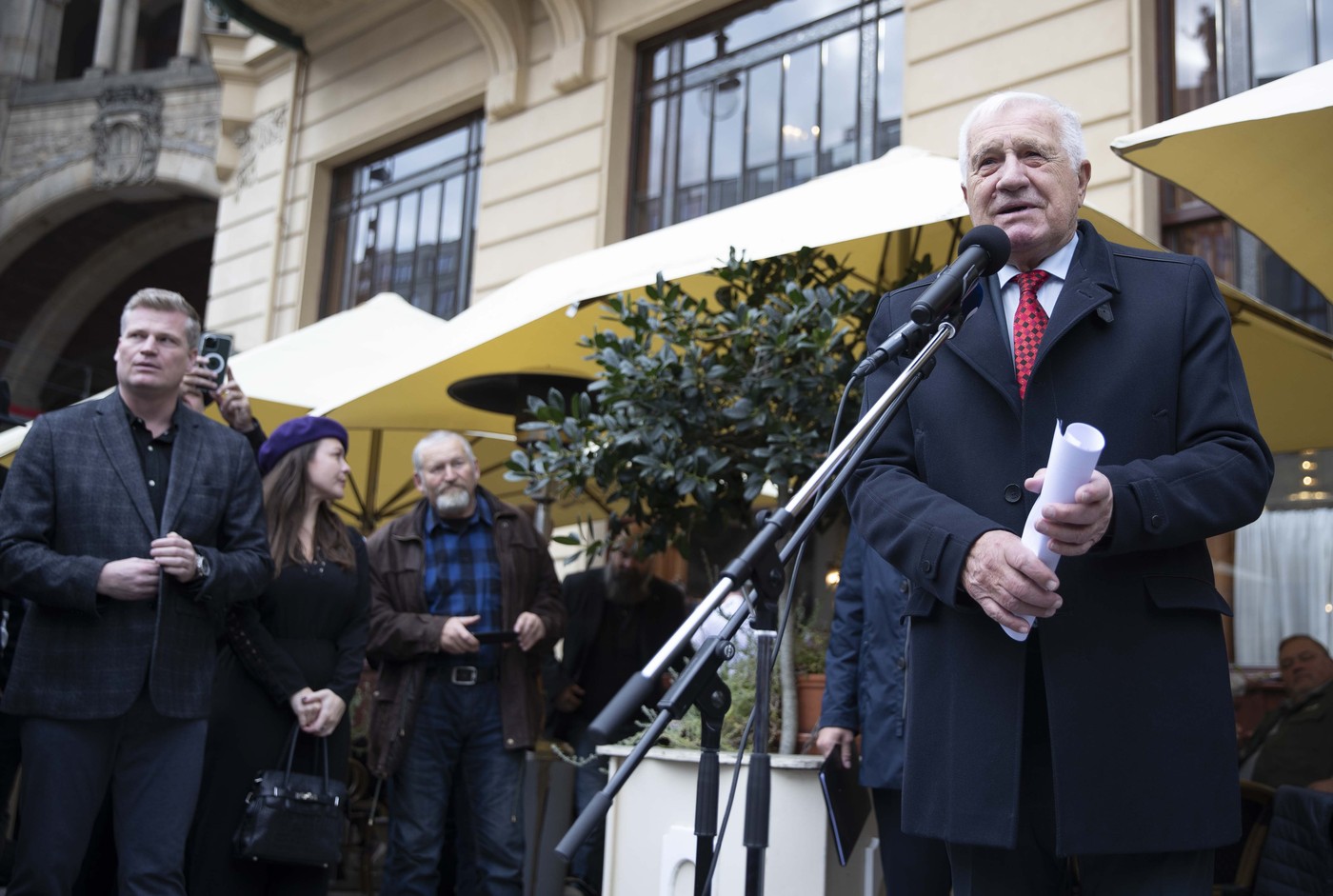 Am Nationalfeiertag am Montag: Auftritt des ehemaligen tschechischen Präsidenten Václav Klaus vor dem Prager Gemeindehaus. Foto: LADISLAV KŘIVAN / MFDNES + LN / Profimedia