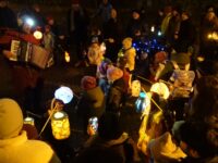 Sankt Martin und die Kinder singen gemeinsam Lieder. Foto: Hendrik Heidrich