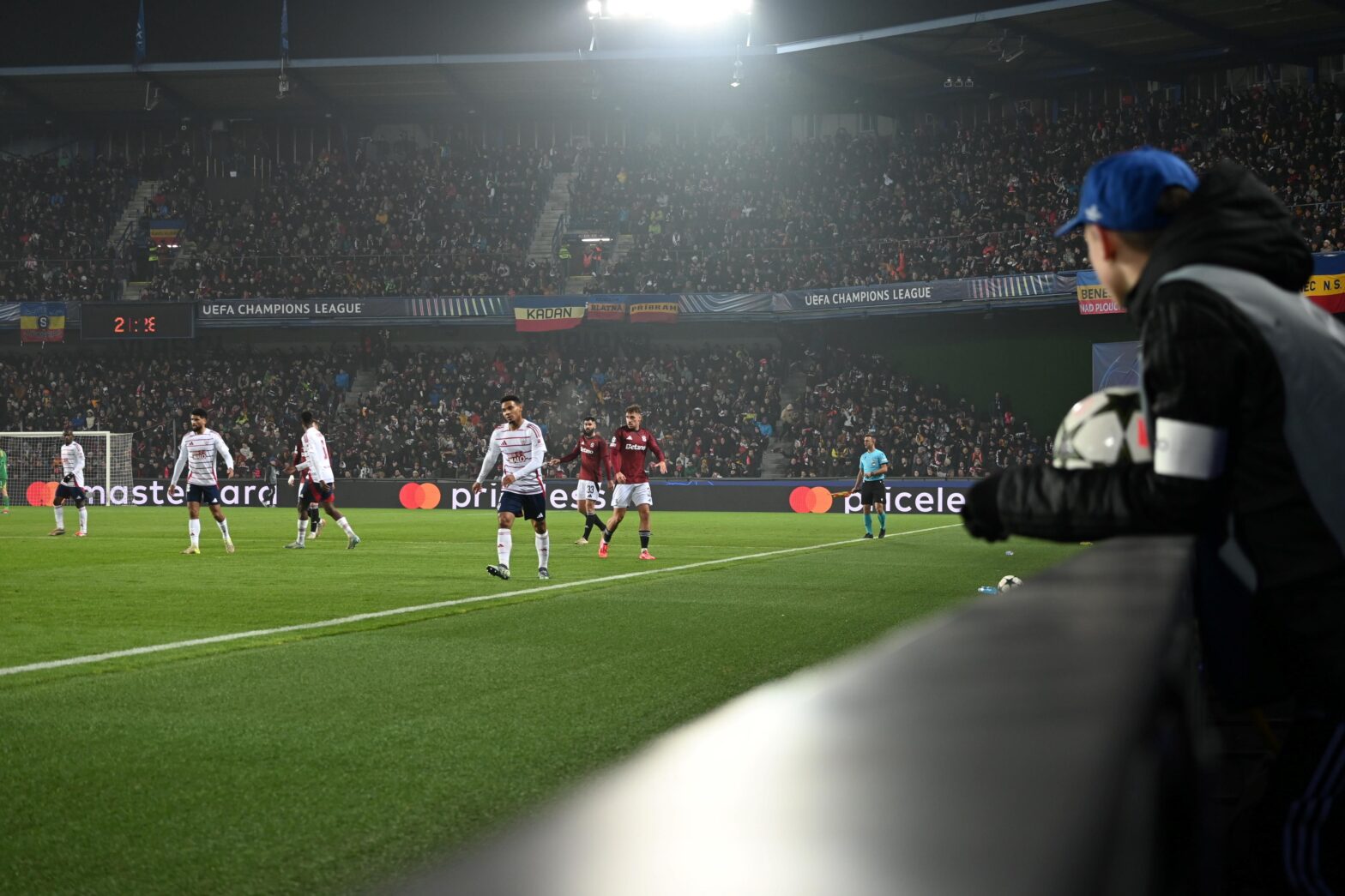 Blick vom Spielfeldrand auf die Champions-League-Partie. Foto: Hendrik Heidrich