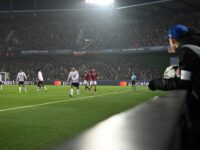 Blick vom Spielfeldrand auf die Champions-League-Partie. Foto: Hendrik Heidrich