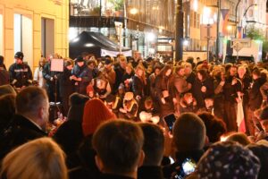 Viele Menschen wollen vor der Gedenktafel an der Nationalstraße (Národní trřída) eine Kerze entzünden.