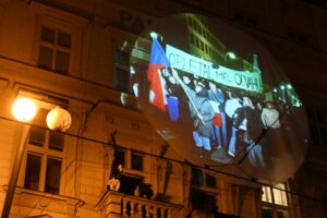 Der Kurzfilm „Svoboda nás spojuje“ (Freiheit verbindet uns) wurde im Rahmen der Feierlichkeiten auf Leinwänden entlang der Nationalstraße (Národní třída) übertragen.