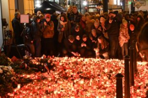 Vor der Gedenktafel an der Nationalstraße (Národní třída) werden Kerzen angezündet.