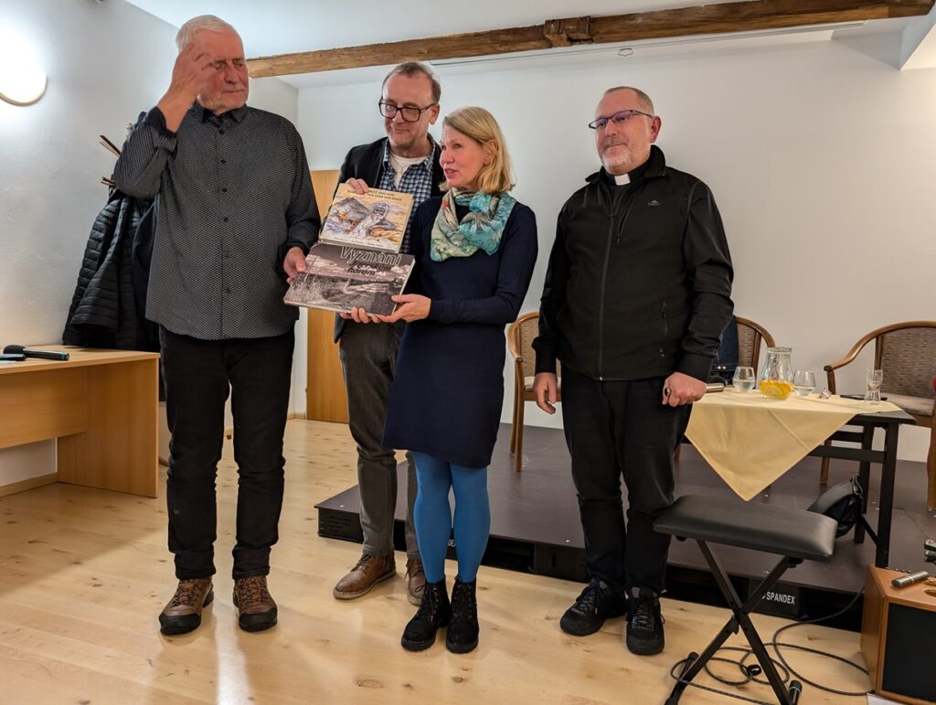 Nach tschechischer Tradition wurde das Buch Ende November "getauft". Im Bild: Jan Šebelka, Sven Dietrich (Ůbersetzer), Petra Laurin, Pavel Andrš (Pfarrer aus Haindorf) (v.l.n.r.). Foto: Petra Laurin