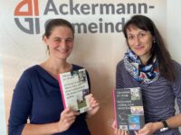 Veronika Kupková (rechts) präsentierte im Namen von Antikomplex das neue Buch in München. Sie dankt der Ackermann-Gemeinde (links Bundesgeschäftsführerin Marie Neudörfl) für die langjährige und enge Zusammenarbeit. Foto: Antikomplex