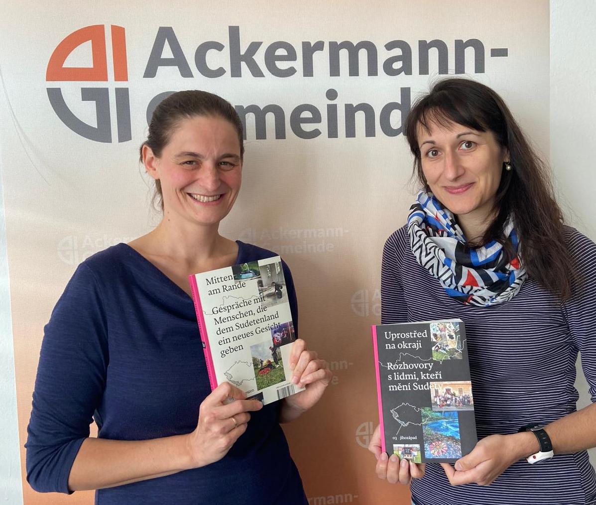 Veronika Kupková (rechts) präsentierte im Namen von Antikomplex das neue Buch in München. Sie dankt der Ackermann-Gemeinde (links Bundesgeschäftsführerin Marie Neudörfl) für die langjährige und enge Zusammenarbeit. Foto: Antikomplex