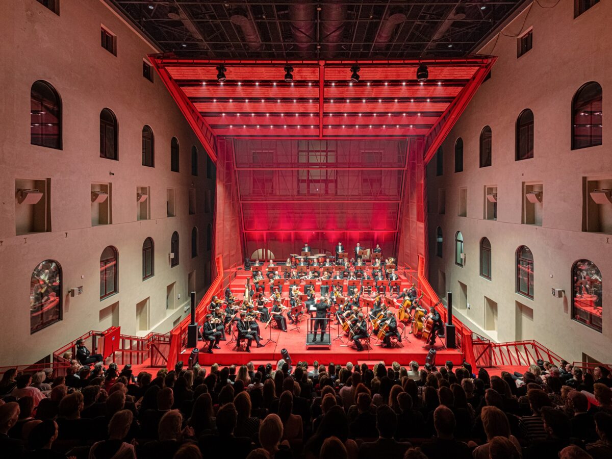 Der Tschechische Architekturpreis 2024 geht an den neuen Konzertsaal im rekonstruierten ehemaligen Kaiserbad in Karlsbad. Foto: Benedikt Markel