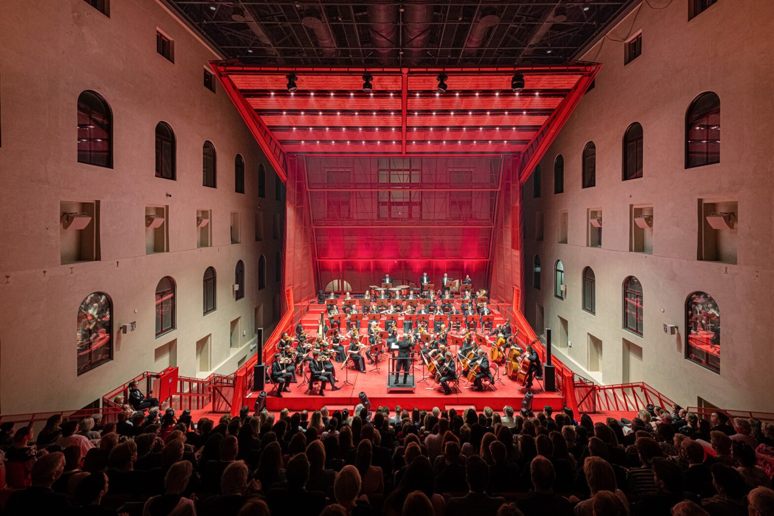 Der Tschechische Architekturpreis 2024 geht an den neuen Konzertsaal im rekonstruierten ehemaligen Kaiserbad in Karlsbad. Foto: Benedikt Markel