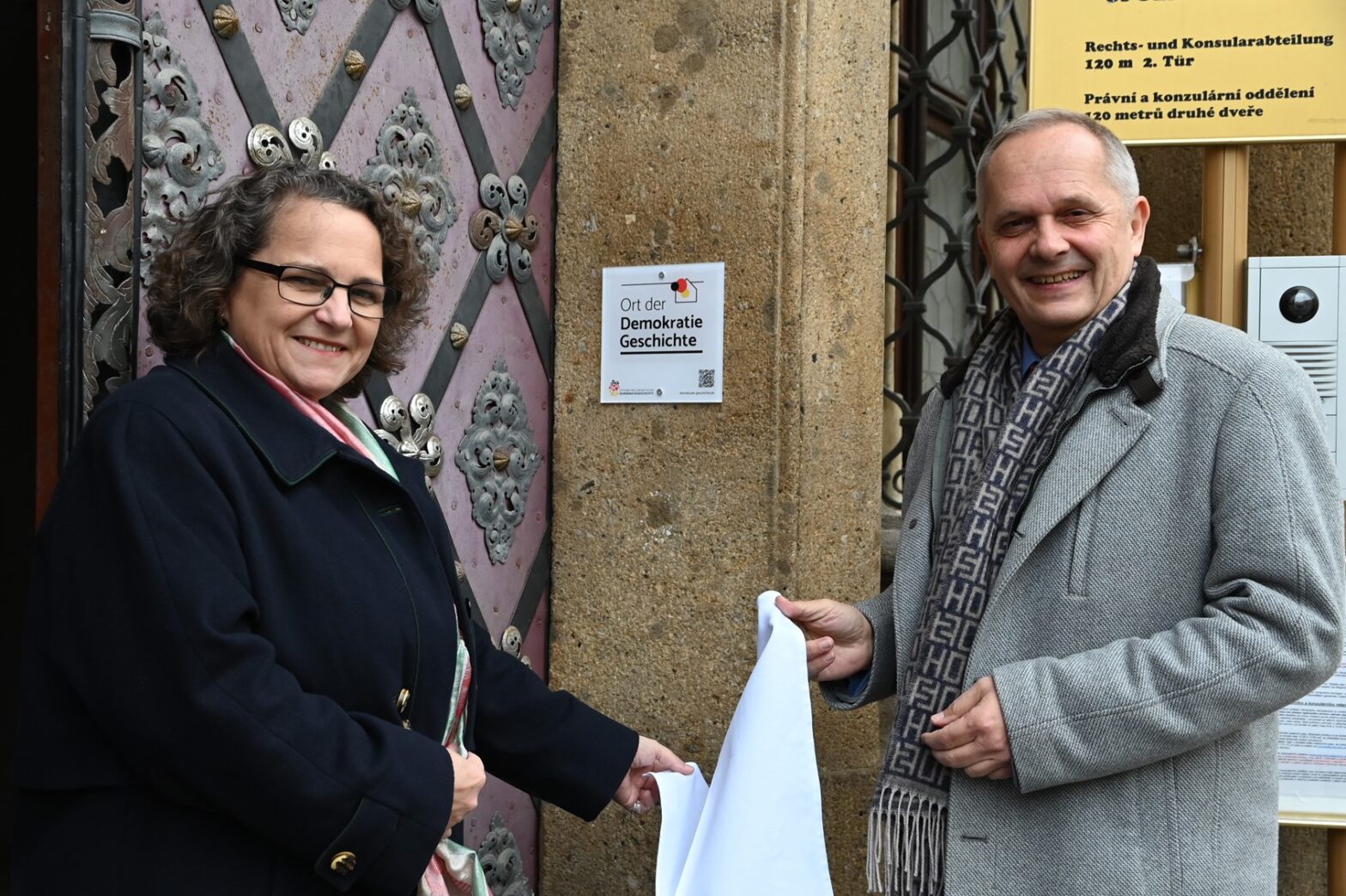 Terezie Radoměřská, Bürgermeisterin von Prag 1, und Andreas Künne, Deutscher Botschafter in Prag, enthüllten am vergangenen Freitag eine Gedenktafel am Eingang zum Botschaftsgebäude. Das Palais Lobkowicz ist nun der erste "Ort der Demokratiegeschichte" außerhalb Deutschlands. Foto: Deutsche Botschaft Prag