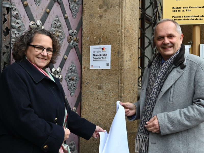 Terezie Radoměřská, Bürgermeisterin von Prag 1, und Andreas Künne, Deutscher Botschafter in Prag, enthüllten am vergangenen Freitag eine Gedenktafel am Eingang zum Botschaftsgebäude. Das Palais Lobkowicz ist nun der erste "Ort der Demokratiegeschichte" außerhalb Deutschlands. Foto: Deutsche Botschaft Prag