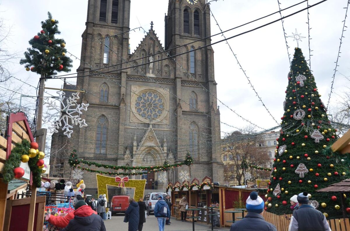 Schon heute öffnet der erste Weihnachtsmarkt auf dem Friedensplatz (Náměstí Míru). Foto: Tim Dantes