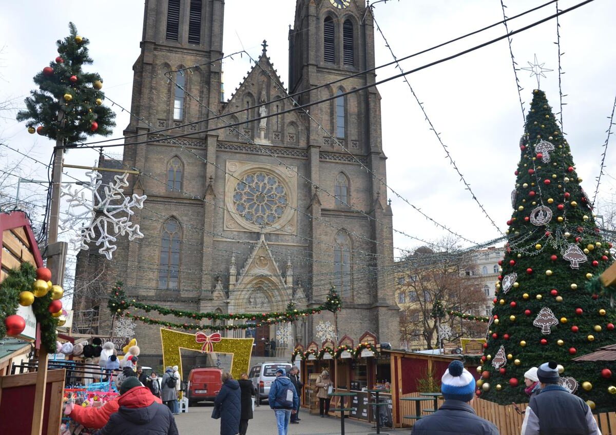 Schon heute öffnet der erste Weihnachtsmarkt auf dem Friedensplatz (Náměstí Míru). Foto: Tim Dantes
