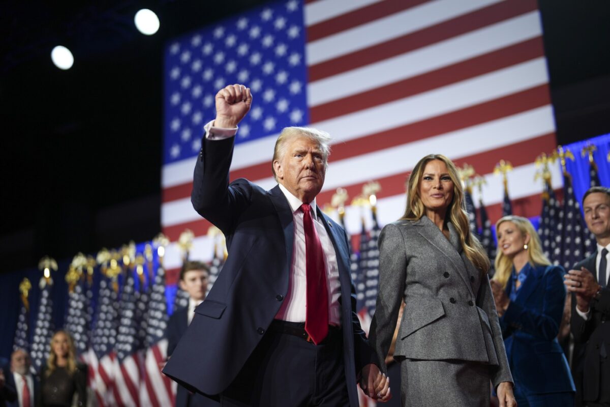 Auftritt von Donald Trump und seiner Frau Melania am Wahlabend in Palm Beach. Der Republikaner wird im Januar der 47. Präsident der Vereinigten Staaten. Foto: DOUG MILLS / New York Times / Profimedia