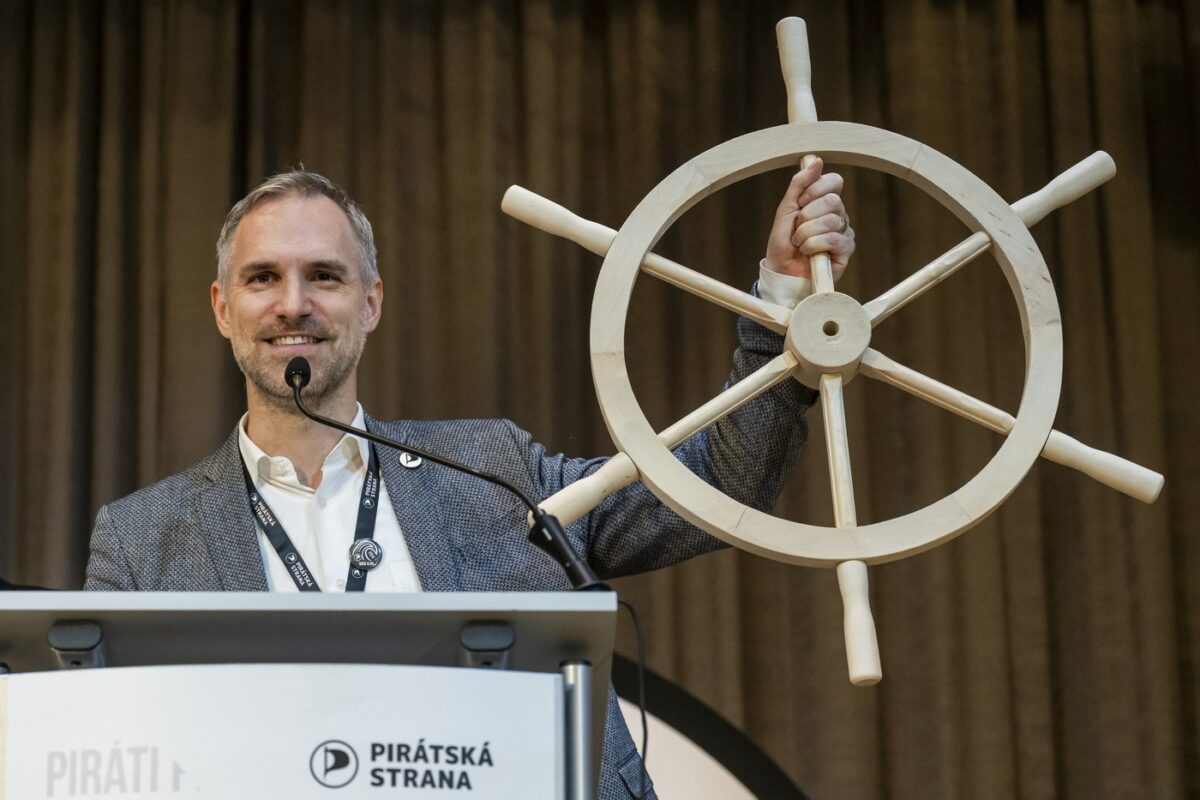 Prags ehemaliger Bürgermeister Zdeněk Hřib übernahm symbolisch das Steuer der Piratenpartei. Foto: ČTK / Deml Ondřej