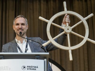 Prags ehemaliger Bürgermeister Zdeněk Hřib übernahm symbolisch das Steuer der Piratenpartei. Foto: ČTK / Deml Ondřej