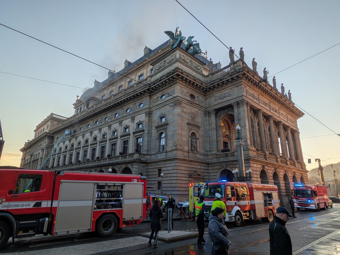 Am Dienstagnachmittag kam es im historischen Gebäude des Nationaltheaters in Prag zu einem Brand. Die Feuerwehr konnte diesen aber bereits unter Kontrolle bringen. Foto: ČTK / Dušek Tomáš