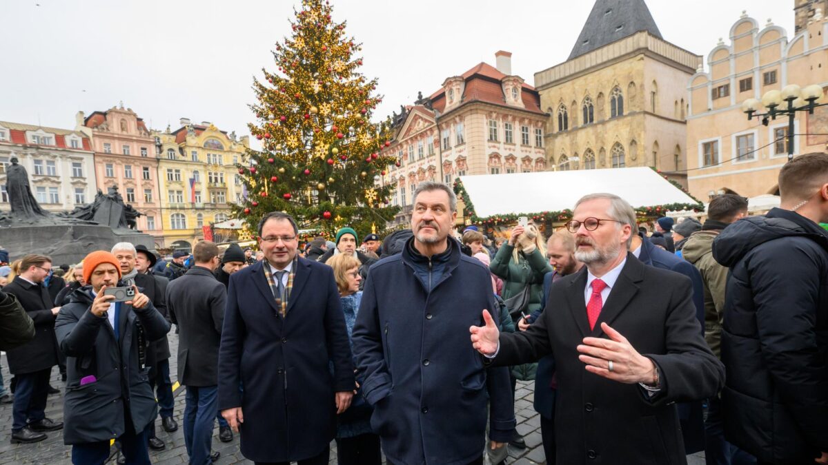 Martin Schöffel (Heimat-Staatssekretär), Markus Söder (Bayerischer Ministerpräsident) und Petr Fiala (Tschechischer Premierminister) auf dem Weihnachtsmarkt auf dem Altstädter Ring. Foto: Joerg Koch/Bayerische Staatskanzlei