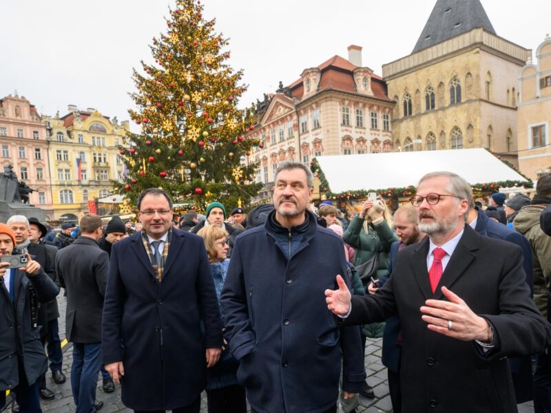 Martin Schöffel (Heimat-Staatssekretär), Markus Söder (Bayerischer Ministerpräsident) und Petr Fiala (Tschechischer Premierminister) auf dem Weihnachtsmarkt auf dem Altstädter Ring. Foto: Joerg Koch/Bayerische Staatskanzlei