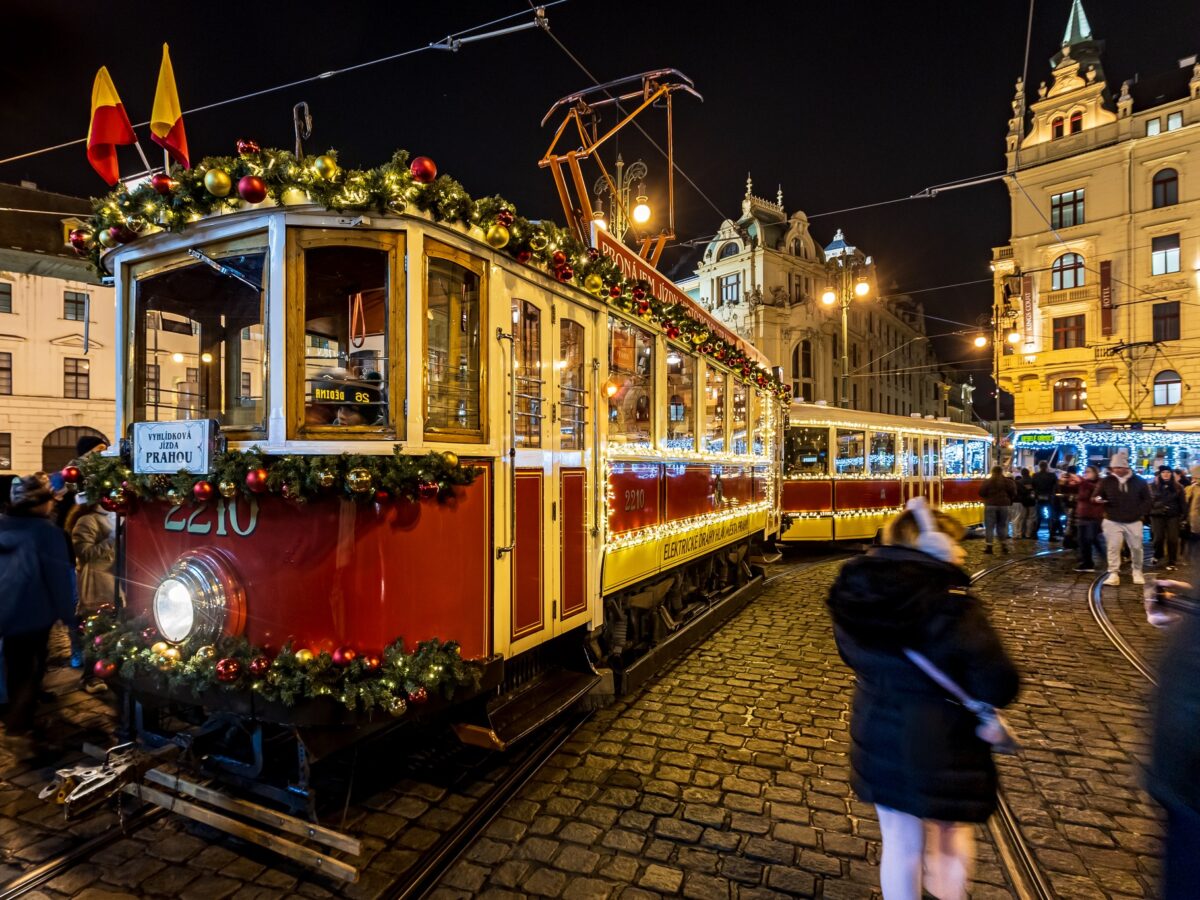 Bis zum 6. Januar ist wieder die Weihnachtsflotte der Prager Verkehrsbetriebe (DPP) unterwegs. Foto: DPP