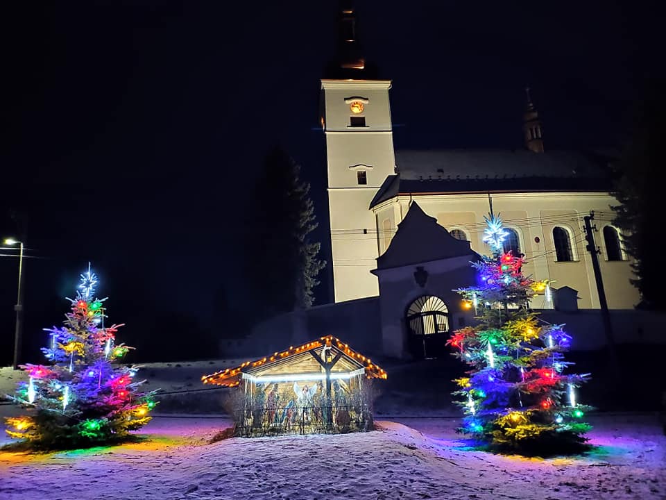 Die St.-Nikolaus-Kirche in Reichenau (Rychnov na Moravě) ist weihnachtlich geschmückt.