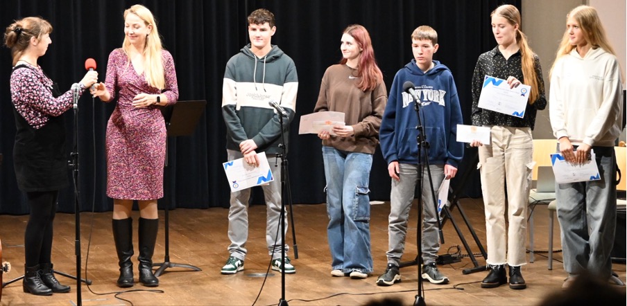 Die Lehrerinnen Dorina Arndt und Zuzana Svobodová mit den Preisträgern David Weiner, Elin Mašínová, Adam Gross, Gitta Štibrányi und Tereza Svitáková Foto: Tim Dantes