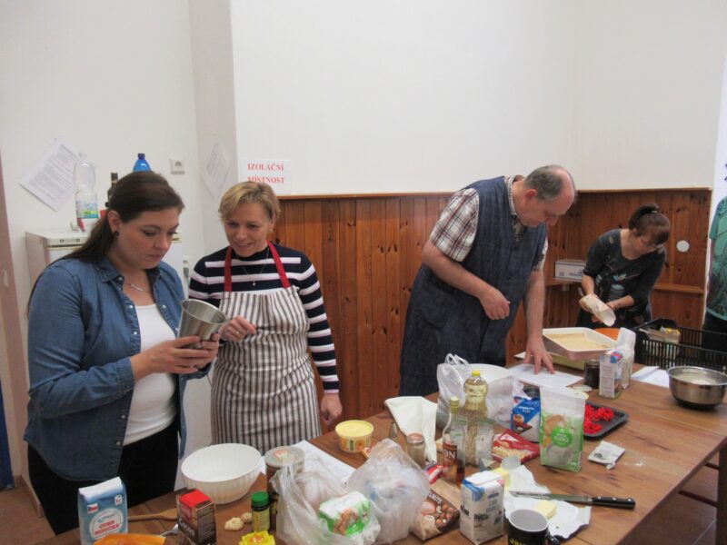 Die Lehrküche der 1. Grundschule in Trübau wurde zur Weihnachtsbäckerei. Foto: Thomas Wendel