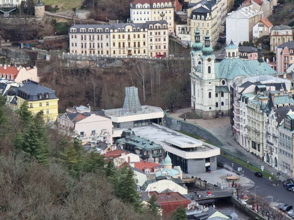 Blick auf Karlsbad und die Maria-Magdalena-Kirche. Foto: Manuel Rommel